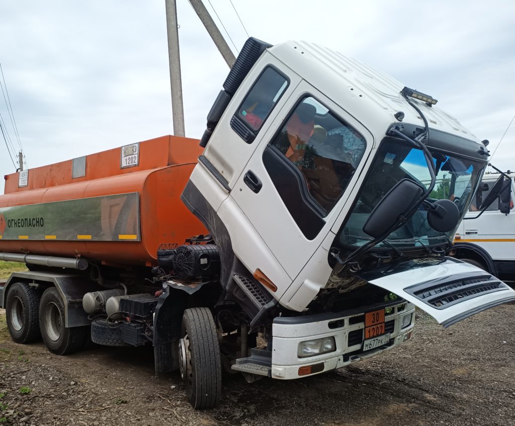 Грузовик Hino с поднятой кабиной