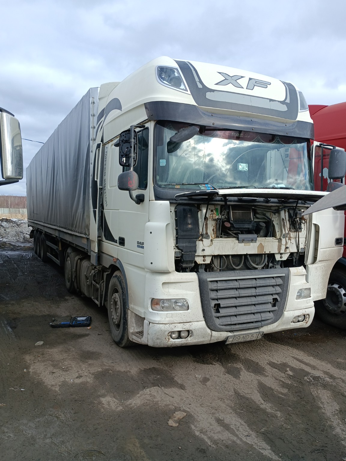 Грузовик DAF с открытой передней панелью