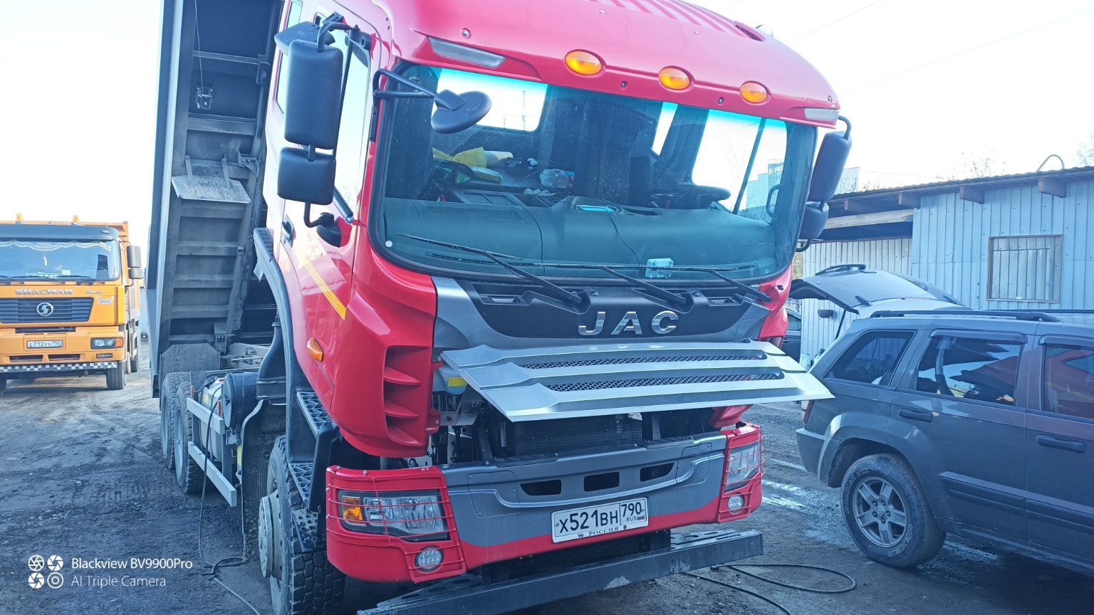 Красный самосвал JAC с открытой передней панелью