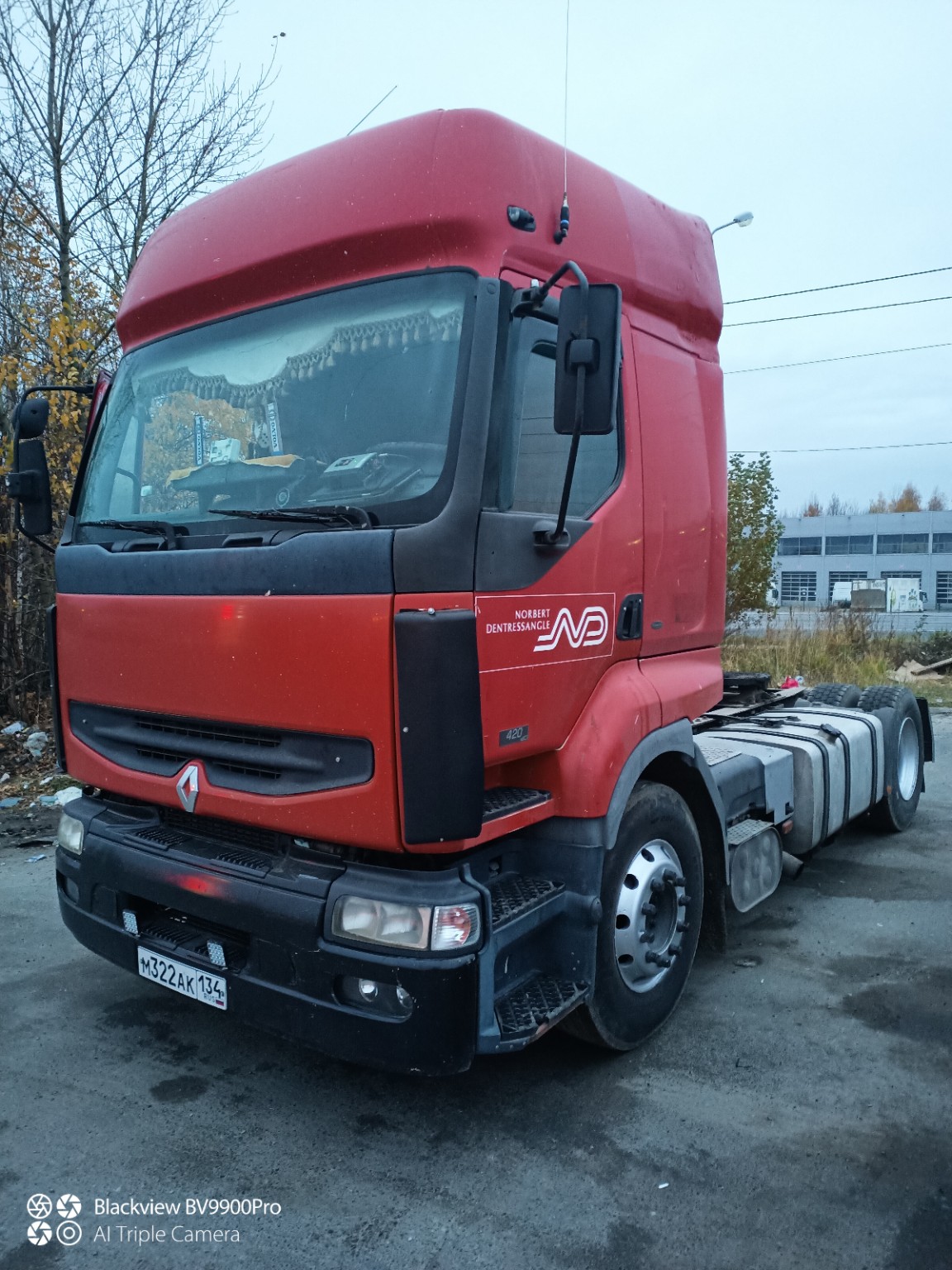 Красный грузовик Renault